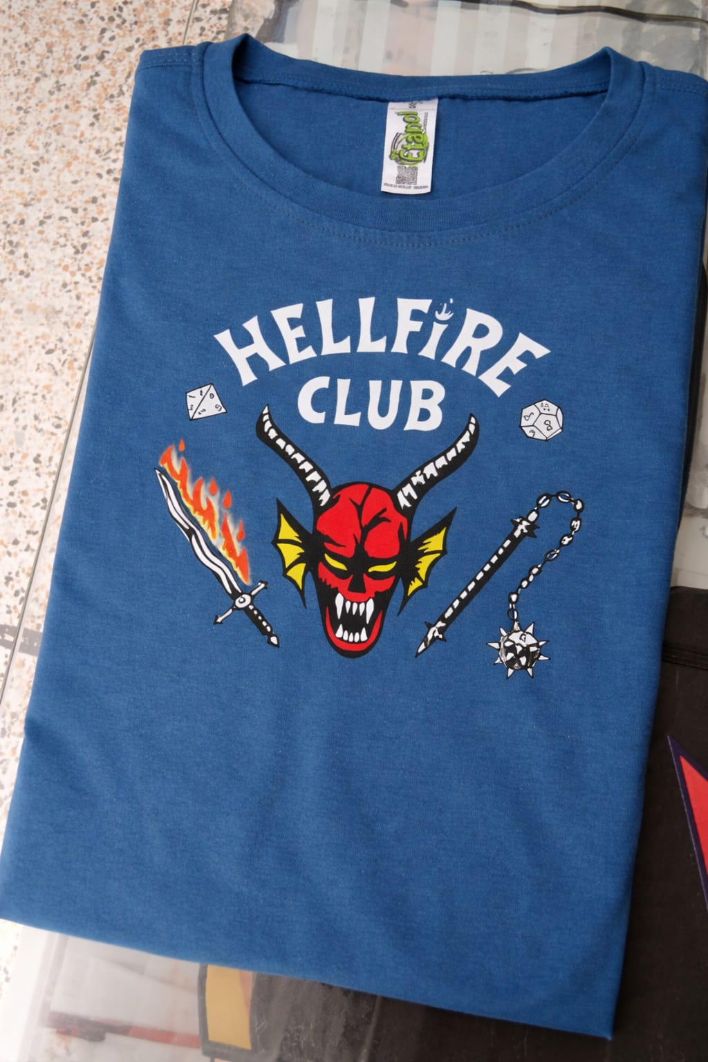 Camiseta Dama Slim Hellfire Club – Dimensión Gato